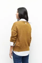 Sweater marrón de tejido de punto con calados en cuello y mangas.