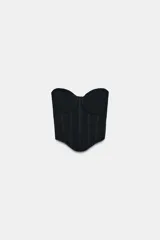Top tipo corsé negro de Zara Woman Collection, confeccionado en hilatura con mezcla de algodón, con escote corazón y aros. Presenta bajo asimétrico y cierre en la espalda con ganchos metálicos.