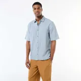 Camisa de manga corta celeste melange, confeccionada en mezcla de lino, con cuello camisero y cierre frontal de botones.