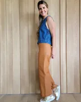 Pantalón de vestir verde militar de cuero sintético, corte palazzo y tiro alto.