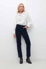 Pantalón negro de pana de corte recto.
