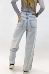 Pantalón jean de corte recto y tiro alto, en tono celeste claro con efecto acid wash.