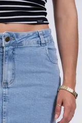 Minifalda de jean celeste con bolsillos delanteros y traseros.