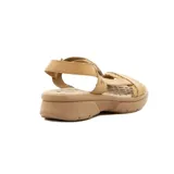 Sandalia color beige con plataforma, tira ancha con pulsera y ajuste con velcro.