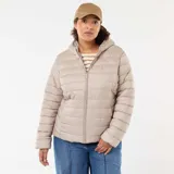 Anorak acolchado impermeable de color beige, con diseño capitoné de líneas horizontales, capucha incorporada y cierre frontal de cremallera.