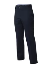 Pantalón de gabardina en color azul marino, de corte regular y tiro medio. Presenta cierre frontal con botón, bolsillos laterales y bolsillos traseros.