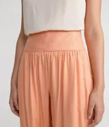 Pantalón recto color salmón de viscosa con cintura elastizada, bolsillos laterales y largo midi.