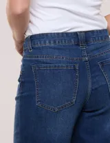 Jean de tiro medio-alto y corte wide leg marca Djeans, en color azul clásico con lavado uniforme, bolsillos funcionales y cierre frontal con cremallera y botón.