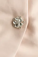 Chaleco corto de sarga en mezcla de algodón, con cuello redondo, frente cruzado asimétrico y cierre con botones joya a presión. Diseño forrado.