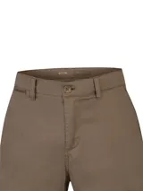 Bermuda de gabardina color marrón, de calce relajado y tiro medio, con bolsillos delanteros y laterales tipo cargo.