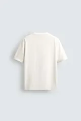 Camiseta de corte relajado confeccionada en algodón, con cuello redondo acabado en rib y manga corta.