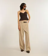 Pantalón de vestir color beige, de corte recto, con trabillas en la cintura y cinturón incorporado.