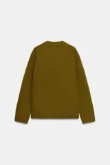 Jersey de punto negro, con cuello en V (pico) y manga larga, acabado en rib en puños, cuello y bajo.