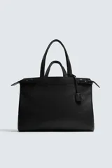 Bolso shopper de piel con acabado abatanado, compartimento principal con cierre de cremallera, bolsillo interior con cierre, doble asa de mano y doble asa de hombro, incluye detalle de llavero.