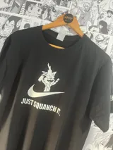 Remera negra con estampado de vinilo textil que incluye un personaje de Rick & Morty y el texto "Just Squanch It" con la tipografía del logo de Nike.