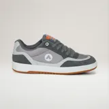 Zapatillas Airwalk modelo Faze Grey, en tonos gris y blanco, con suela blanca y base de goma marrón. Presentan detalles de gamuza, paneles de malla y el logo de la marca en el lateral y la lengüeta.