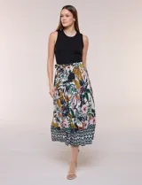 Vestido midi combinado de la marca Figueroa & Flower, con torso de tejido modal entallado, sin mangas y escote a la base, y falda de rayón con estampado botánico y de animales, largo maxi y volado en el ruedo.