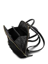 Mochila Hush Puppies de diseño combinado en color negro. Presenta una parte superior de cuero sintético con textura y una parte inferior de gamuza. Incluye un bolsillo frontal con cierre de hebilla decorativa, asa superior y cierre principal con cremallera.