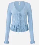 Saco de tricot celeste con textura acanalada vertical, escote en V y cierre frontal con lazos atables. Presenta mangas largas con puños acampanados con volados, al igual que el ruedo.
