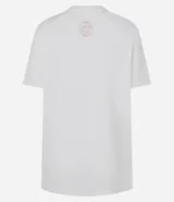 Remera blanca de algodón con cuello redondo y mangas cortas. Presenta un estampado fotográfico frontal de la banda Katseye con el nombre del grupo impreso en letras rojas en la parte inferior.