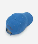 Gorra azul de sarga con visera curva, ajuste trasero y bordado de estrella de mar color naranja.