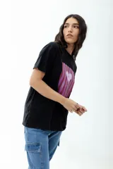 Remerón negro de corte oversize con estampa de corazón derretido sobre fondo de rayas rosas y rojas.