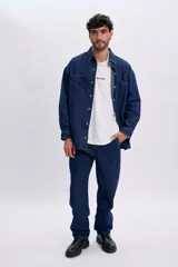 Pantalon de jean de corte carpintero y diseño recto, color azul oscuro, con bolsillos laterales utilitarios.