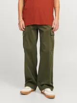 Pantalón cargo de corte amplio y pierna ancha, color verde oliva. Presenta bolsillos laterales tipo cargo, bolsillos delanteros y traseros, con cierre de cremallera y tejido de sarga resistente.