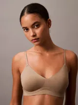 Bralette color piel de microfibra reciclada, con copas de doble capa y almohadillas extraíbles. Tiene aros de gel, tirantes elásticos ajustables con logo repetido y espalda deportiva.