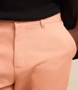 Bermuda masculina de sarga en color blanco, con cierre frontal de botón y cremallera, trabillas para cinturón y bolsillos laterales.