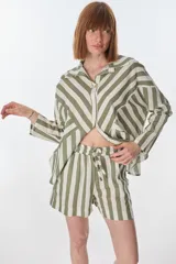 Short de lino a rayas verticales color verde y blanco, con cintura elástica ajustable con cordón.