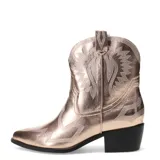 Bota texana de caña baja color blanco, con costuras decorativas en relieve y taco cuadrado de madera.