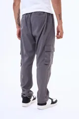 Pantalón cargo de gabardina en color gris, con bolsillos laterales amplios y cintura elástica. Confeccionado en una mezcla de algodón y elastano para mayor comodidad.