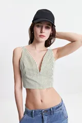 Top corto a rayas verticales verdes y blancas, con escote en V y elástico en la espalda.