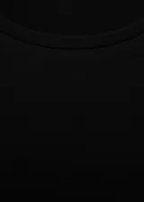 Camiseta básica negra de manga larga, cuello redondo y diseño entallado.