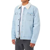 Campera de jean color celeste con cuello de sherpa blanco, cierre frontal con botones metálicos y bolsillos de parche en el pecho.