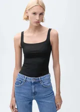 Body negro sin mangas, con cuello cuadrado y diseño ajustado al cuerpo.