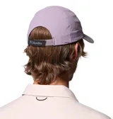 Gorra técnica Columbia modelo Silver Ridge IV Ball, color violeta, con tecnología Omni-Shield y Omni-Wick para repeler líquidos y absorber la humedad. Cuenta con perforaciones láser para mayor transpirabilidad y cierre posterior ajustable con velcro.