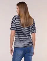 Remera de silueta recta a rayas horizontales blancas y negras, con escote bote, mangas cortas con detalle de presilla y botones, y aberturas laterales en el ruedo.