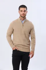 Buzo tejido texturado color beige, con cuello alto y cierre frontal parcial con detalle de cuero.