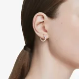 Par de aros tipo argolla bañados en oro rosa, con cristales Swarovski transparentes y perlas blancas. Cierre con tuerca a presión.