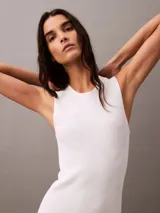 Vestido corto ajustado de punto canalé, con cuello redondo y diseño sin mangas. Presenta un corte bodycon que se adapta a la silueta.