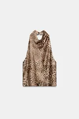 Top halter satinado con estampado de leopardo, cuello desbocado y espalda descubierta con cierre de botón en la nuca.