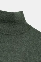Jersey de cuello alto confeccionado en lana 100%, de manga larga y diseño clásico con acabado de tacto suave.