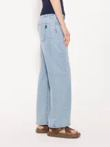 Jeans de denim celeste, corte recto y tobillero, con bolsillos delanteros y traseros.