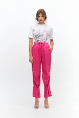 Pantalón de lino color marrón claro, con corte recto, cintura alta con lazo ajustable, elástico en la parte trasera y presillas en las piernas.