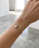 Pulsera de plata italiana 925 con diseño mixto que combina una cadena de eslabones alargados y una cadena de eslabones finos, con un dije colgante en forma de esfera lisa.