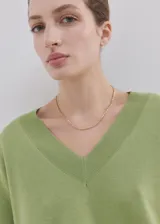 Jersey de punto color verde claro, con escote en V y mangas largas de corte holgado.