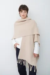 Campera acolchada tipo puffer en color beige, con diseño sin cuello y cierre frontal con botones a presión.