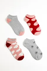 Pack de cuatro pares de medias soquete (tobilleras) con diversos estampados: una gris con puntera y talón rosa, una roja con lunares rosas, una rosa con estampado de nubes blancas y puntera/talón bordó, y una gris con estrellas oscuras.
